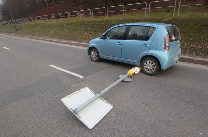 Tokį vaizdą pamatysi ne kasdien: nulaužė kelio ženklą ir jį vilko po ratais