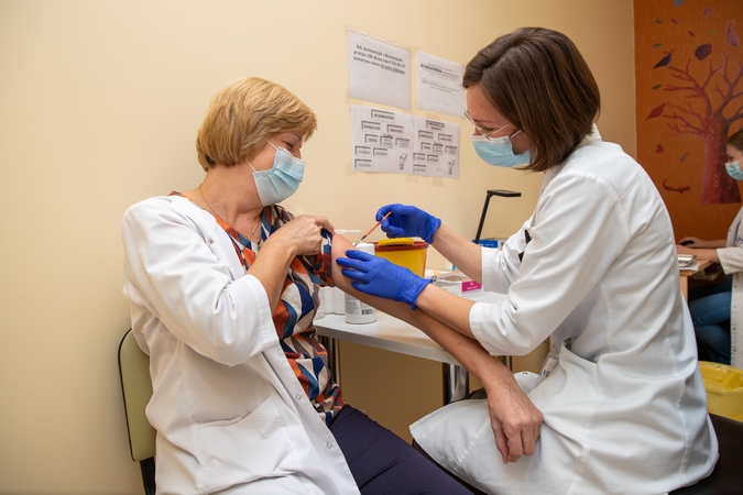 Kauno klinikos darbuotojus pradėjo skiepyti trečiąja doze, Santaros tai darys trečiadienį