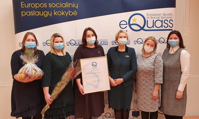 Kauno miesto socialinių paslaugų centro darbuotojos su Socialinės apsaugos ir darbo viceministre Vilma Augiene