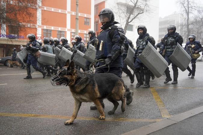 Žiniasklaida: Kazachstane stiprėjant neramumams demonstrantai užėmė Almatos oro uostą