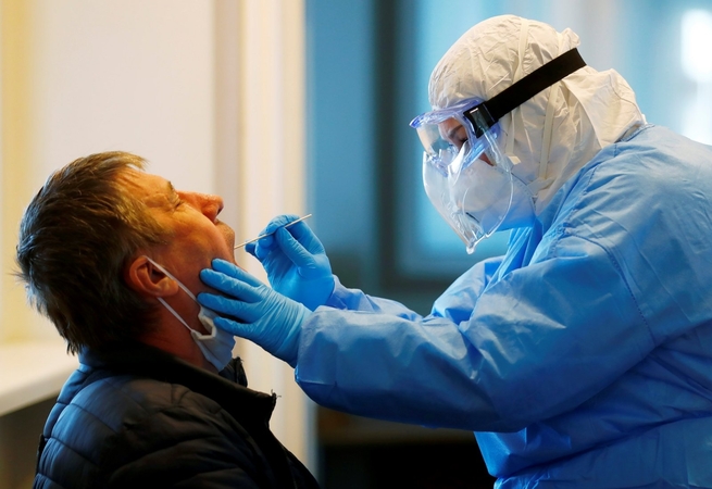 Trukt už vadžių – vėl iš pradžių: naują COVID-19 atvejį į Lietuvą parvežė iš Anglijos