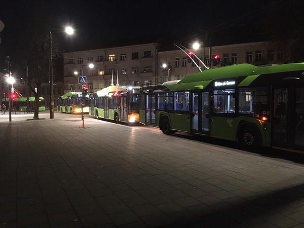 Chaosas Kauno centre – nutįso troleibusų eilė, sustojo eismas