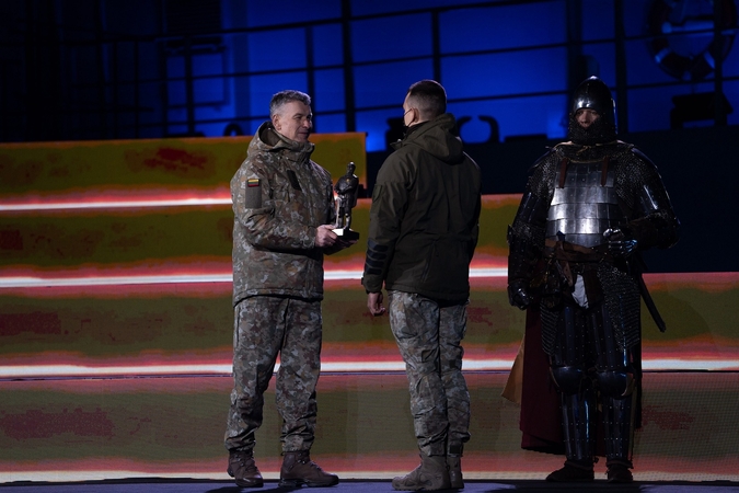 Ceremonija: pagrindinį apdovanojimą Lietuvos kariuomenės vadas gen. ltn. V.Rupšys įteikė Specialiųjų operacijų pajėgų kariui Erikui.