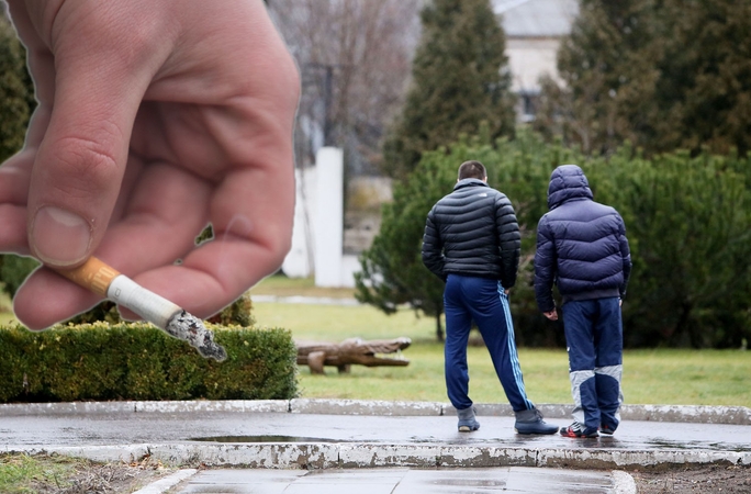 Dvikovos už grotų: pareigūnui, neleidusiam kaliniui bet kur rūkyti, sulaužytas pirštas