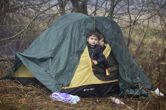 Pasieniečiai: žmones lengva sugraudinti, bet migrantai kaip skydą naudoja ir vaikus