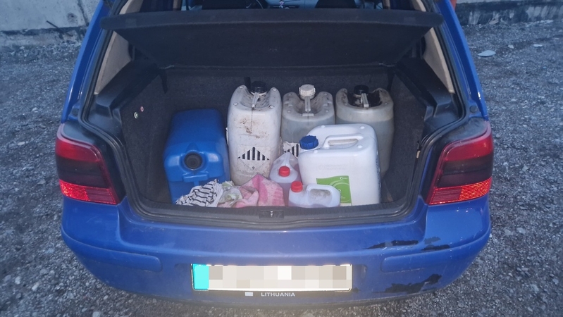 Kaune sulaikyta policijai žinoma porelė, degalinėje iš vilkikų vogusi kurą