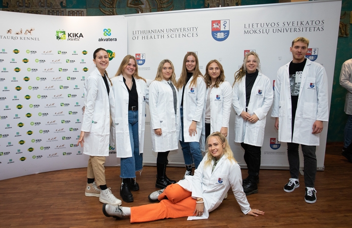 LSMU pirmakursiams įteikti balti chalatai: tai – atsakomybės ir naujo gyvenimo etapo simbolis