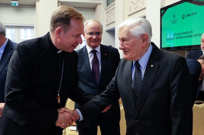 Už pasaulio lietuvių nuopelnus V. Adamkus apdovanotas Aukso Vyčiu