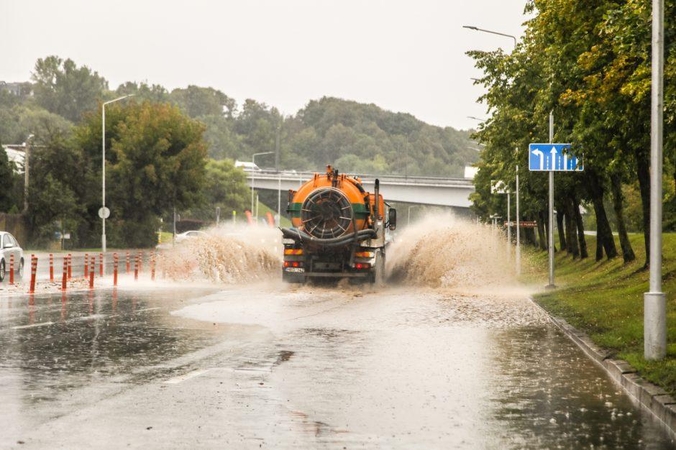 Po gausesnio lietaus – vėl patvinusios Kauno gatvės