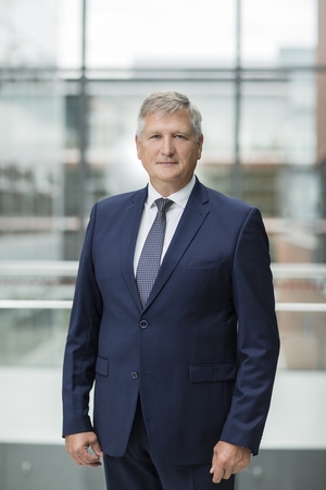 Realijos: pasak R.Benečio, augant gyvūnų žmogui perduodamų ligų skaičiui, vis dažniau pasitelkiamos konsoliduotos žmogaus ir gyvūnų medicinos atstovų pajėgos, šios sritys tampa artimesnės.