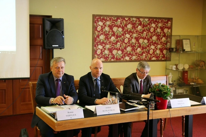 Profesionalas: R.Vosylius (pirmas iš kairės) asociacijos "Linava" posėdyje.