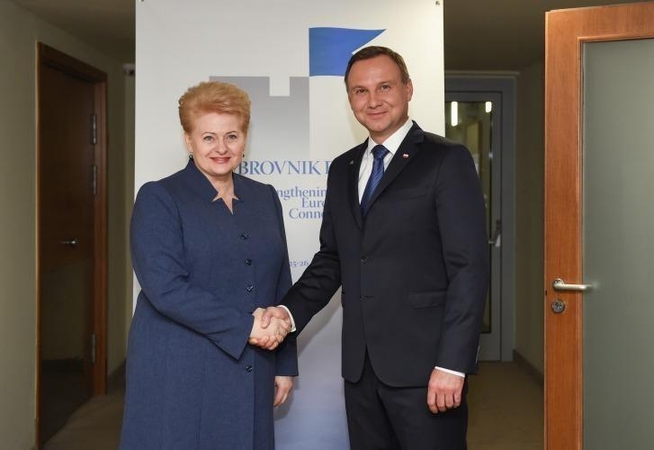 Dalia Grybauskaitė (kairėje) ir Andrzejus Duda (dešinėje) 