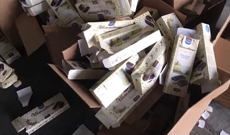 Įtarimai pasitvirtino: tortų siuntoje iš Maskvos – 1,5 mln. eurų cigarečių kontrabanda