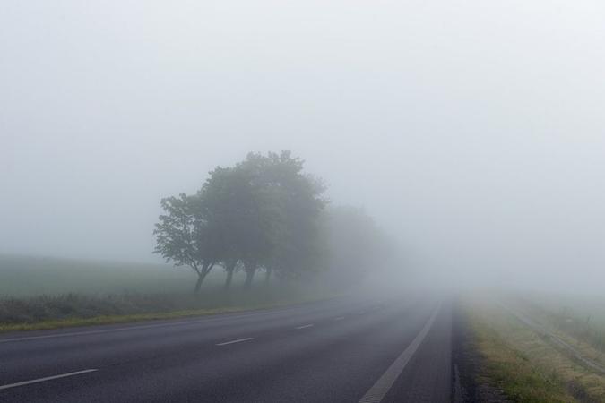 Įspėja vairuotojus: eismo sąlygas vietomis sunkina tvyrantis rūkas