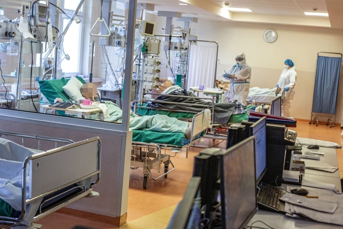 Ligoninėse gydoma per 1,2 tūkst. COVID-19 pacientų, 132 iš jų – reanimacijoje