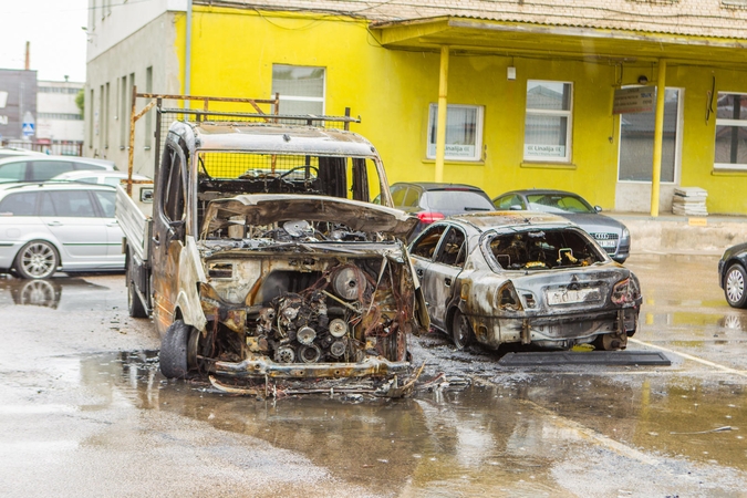 Naktį Kauno ugniagesiai skubėjo gesinti pleškančių automobilių 