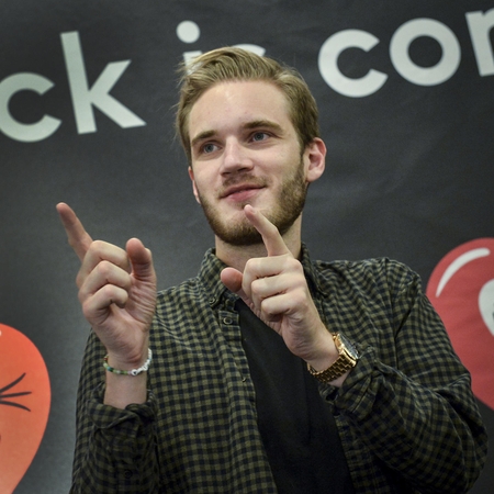 Viršūnėje:" "Youtube" fenomenas PewDiePie -- daugiausiai uždirbanti šio kanalo žvaigždė.