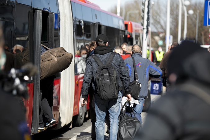 Plėšikai vilniečio tykojo važiuojančiame autobuse: dūrė aštriu daiktu ir pagrobė telefoną