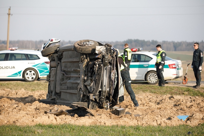Tragedija Kelmės rajone: rasta nuo kelio nuvažiavusi „Audi“ ir žuvęs vairuotojas