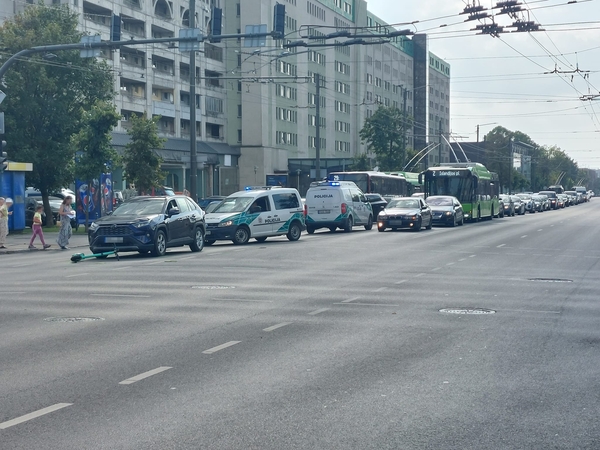 Per plauką nuo tragedijos: po puokštės pažeidimų paspirtukininkas atsidūrė Klinikose