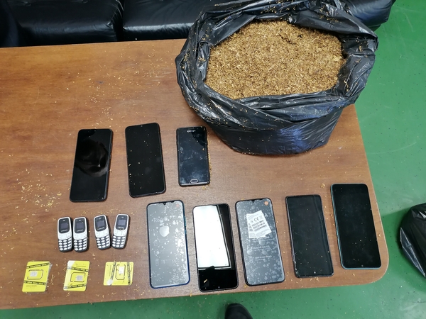 Pravieniškių kalėjime pareigūnai perėmė per tvorą permestus paketus su 12 telefonų