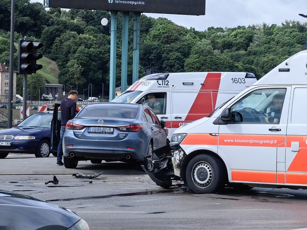 Judrioje sankryžoje nepraleistas medikų ekipažas: švyturėliai nepadėjo