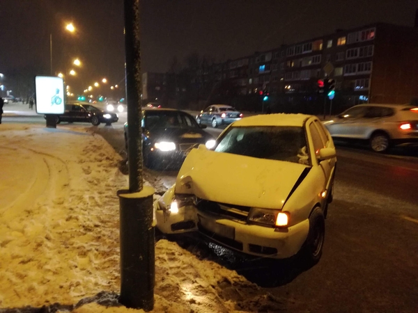 Klaipėdoje mašina rėžėsi į apšvietimo stulpą