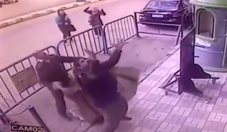 Kvapą gniaužiantis incidentas: policininkas sugavo iš balkono krentantį berniuką
