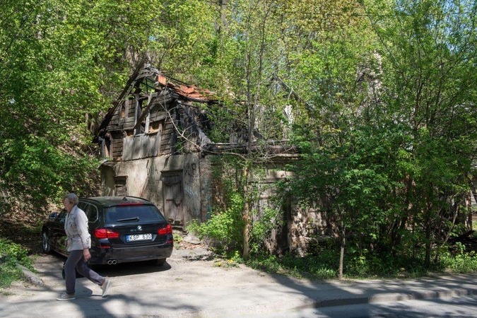 Polocko gatvėje, šalia medinuko, kuriam remontuoti planuojama gauti ES lėšų, – apdegęs, apleistas, medžiais apaugęs medinukas, kuris, deja, nėra toks gražus, kad jį kas remontuotų.