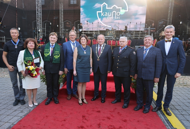 Valstybės dieną Raudondvaryje apdovanoti Kauno rajonui nusipelnę žmonės