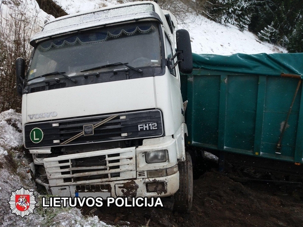 Vilkiko avarija Rokiškyje: į upę išsiliejo alyva