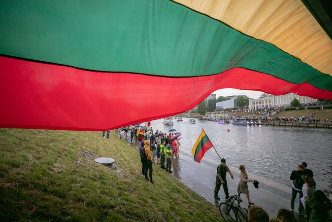 Neries krantinėse Vilniuje – tūkstančiai vėliavų ir „Tautiška giesmė“