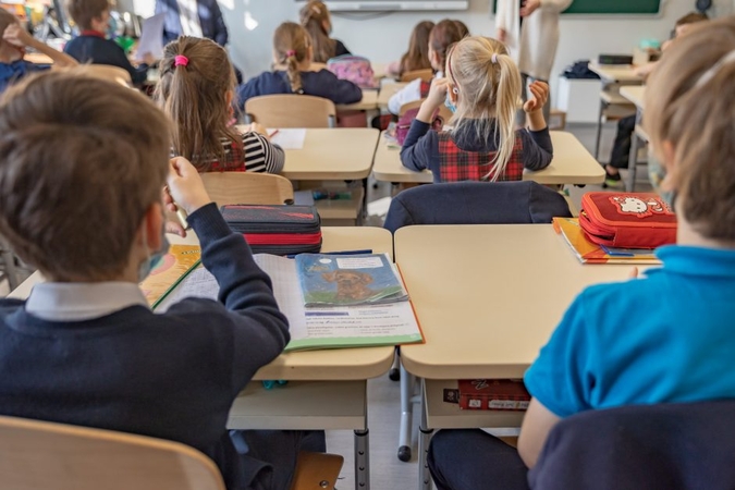 Švietimo ministerija žada peržiūrėti mokykloms privalomų pildyti dokumentų sąrašą