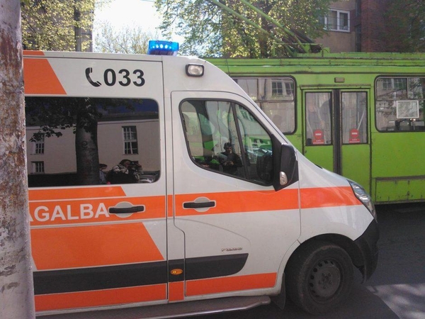 Po kelionės troleibusu – kelios savaitės ligoninėje. Kas atlygins žalą?