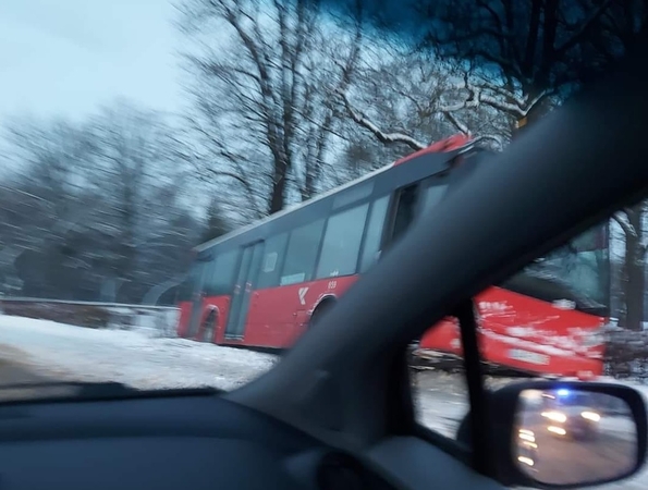 Pavojingi žiemos žaidimai: nuo kelio nuslydo miesto autobusas