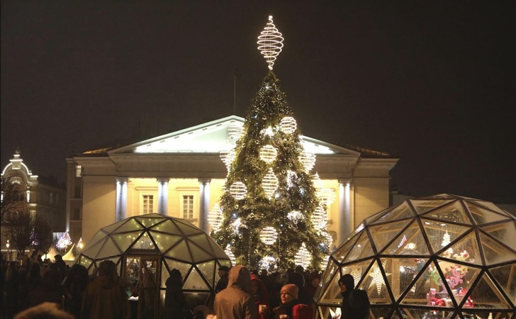 Vilniaus Rotušės aikštėje įžiebta elegantiška eglutė, į gatves išvažiavo traukinukas