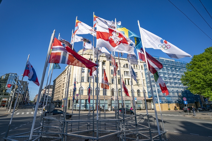 Istorinė baltarusių vėliava prie Rygos viešbučio „Radisson Blu Hotel Latvija“, kur yra apsistojusi pasaulio ledo ritulio čempionate dalyvaujanti Baltarusijos rinktinė