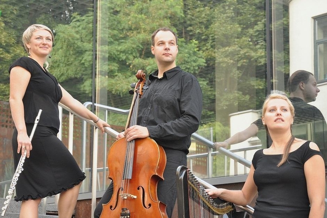 Fleitininkė F.Drūlytė, violončelininkas V.Pocius ir arfininkė V.Smailytė.