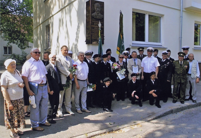 Bendra nuotrauka atminčiai po iškilmingo Tilžės akto signataro Jono Vanagaičio atminimo lentos atidengimo.