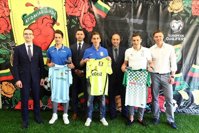 Lietuvos rinktinės futbolininkų marškinėlius puoš auksinės širdys