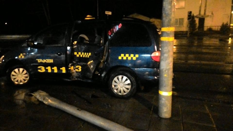Taksi automobilis rėžėsi į stulpą