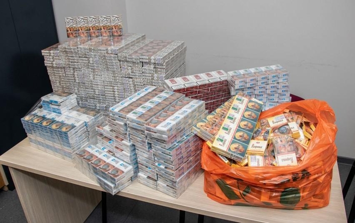 Kontrabandines cigaretes klaipėdietis slėpė lovoje, spintoje ir vazose