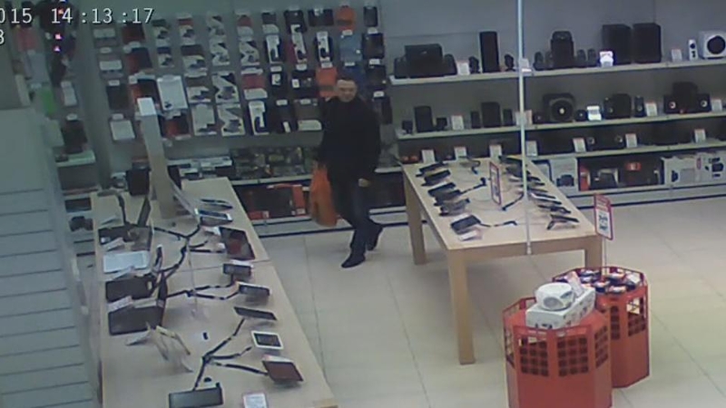 Pareigūnai ieško įtariamojo ausinių vagyste