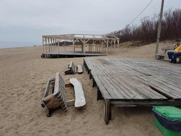 Vandalai nusiaubė paplūdimius: išvartyti suolai, pavogta mediena, varžtai