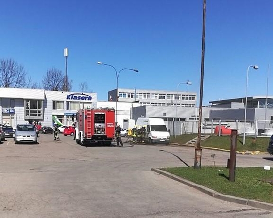 Šalia degalinės degė mikroautobusas