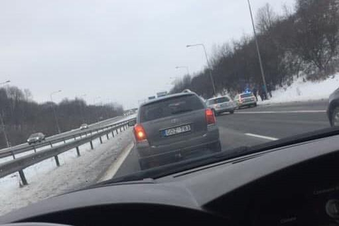 Avarija prie "Megos" – nusidriekė automobilių spūstys