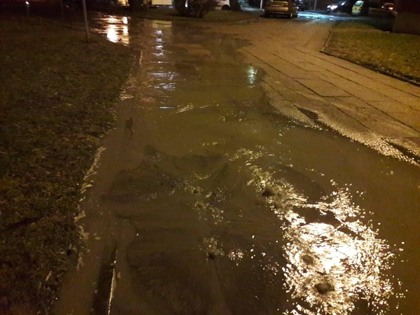 Trūkus vamzdžiui –  vanduo užtvindė gatvę