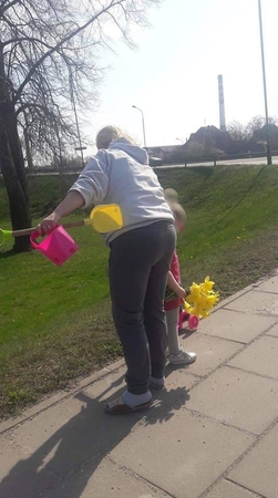Žiedai: Liepų gatvėje už miesto pinigus sodintas gėles antrąją Velykų dieną išskynė ir namo išsinešė štai ši ponia.