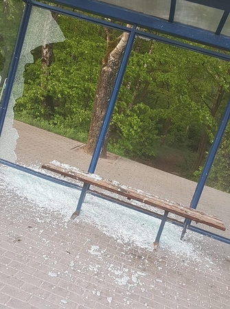 Uostamiestyje siaučia vandalai: niokojamos sienos, dūžta stiklai