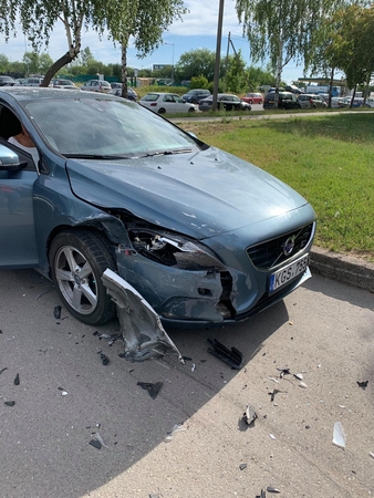 Ieško, kas naktį sudaužė automobilį ir pabėgo